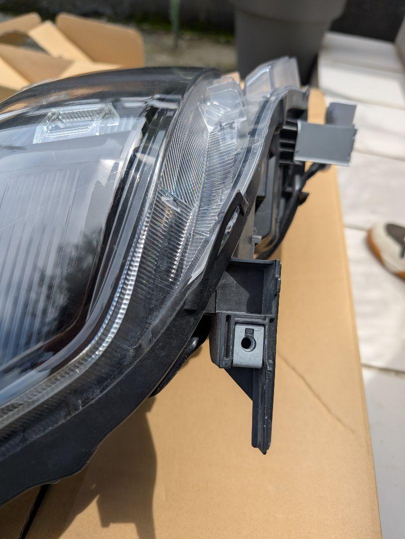 Toyota　ボクシー　ヘッドライト　右　LED
