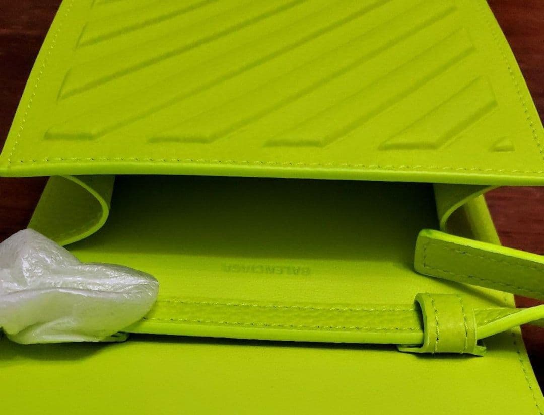 バレンシアガ　新品　メンズ　フォンショルダー(ネオンイエロー)