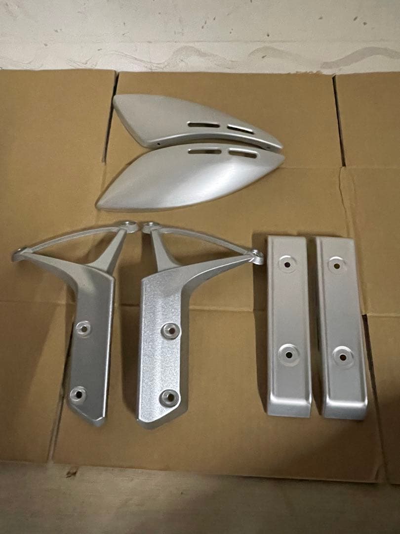 日本限定 Z900RS純正フロントフェンダーアーム、ラジエーターカバー