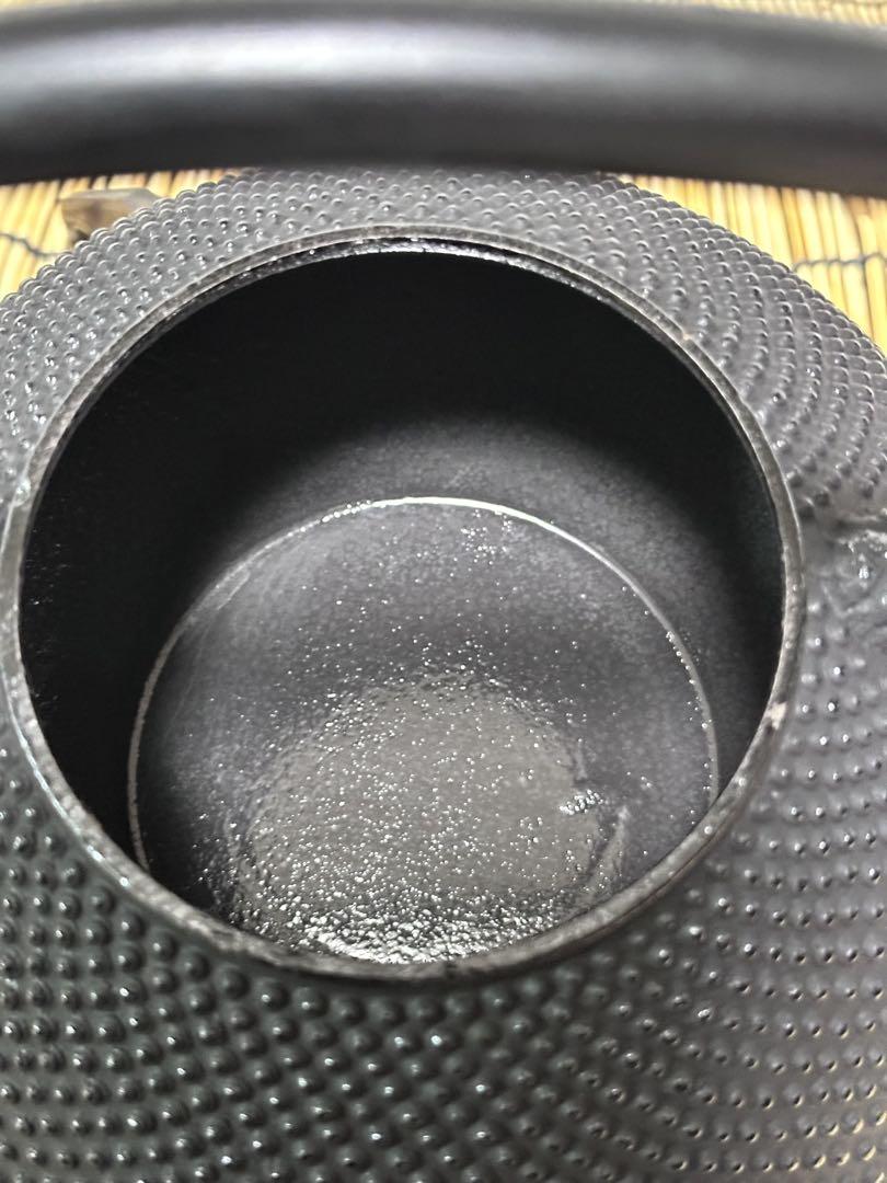 新品、未使用品、付属品付　南部盛栄堂販売　金秀堂銘　１３型アラレ 南部鉄瓶