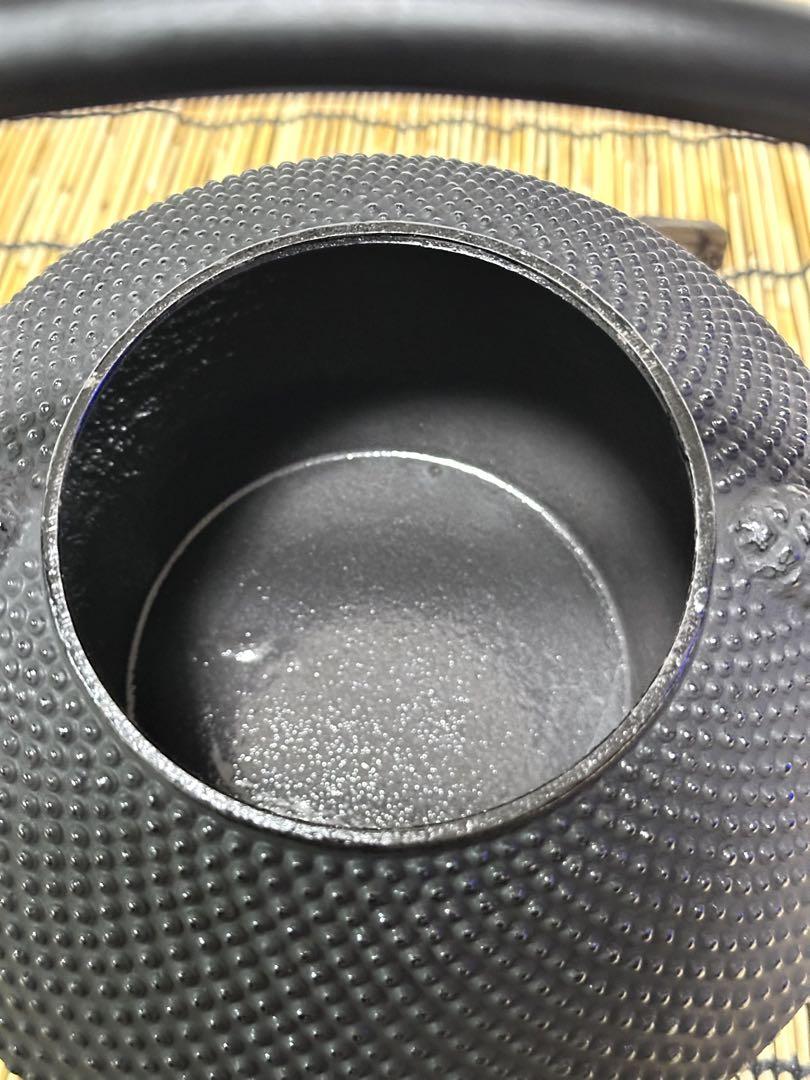 新品、未使用品、付属品付　南部盛栄堂販売　金秀堂銘　１３型アラレ 南部鉄瓶
