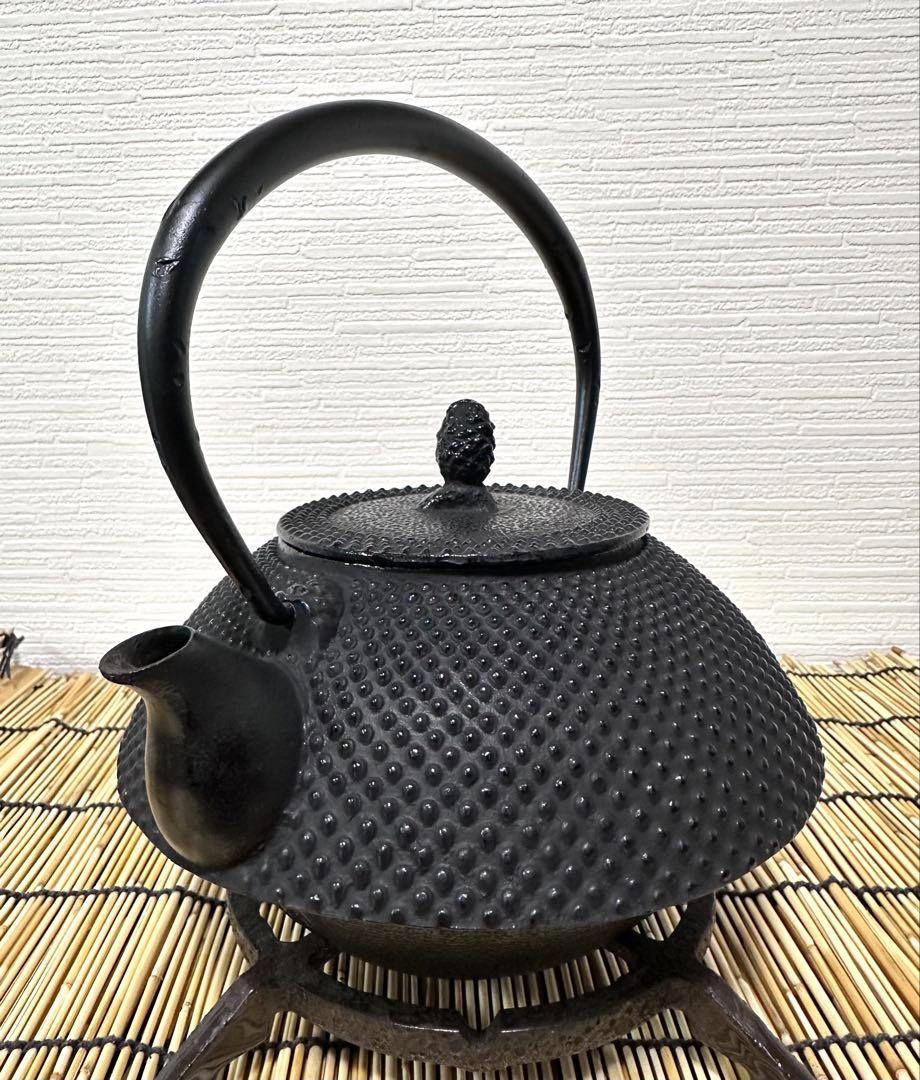 新品、未使用品、付属品付　南部盛栄堂販売　金秀堂銘　１３型アラレ 南部鉄瓶