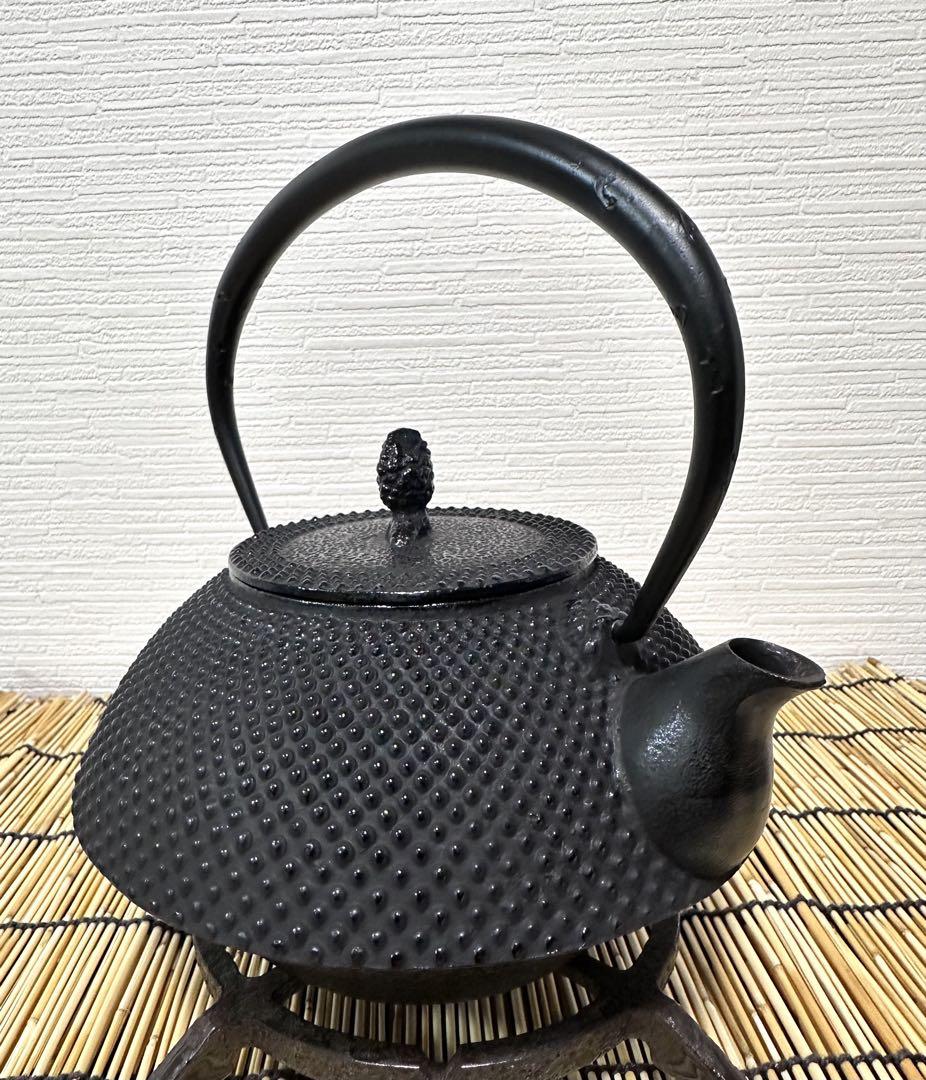 新品、未使用品、付属品付　南部盛栄堂販売　金秀堂銘　１３型アラレ 南部鉄瓶