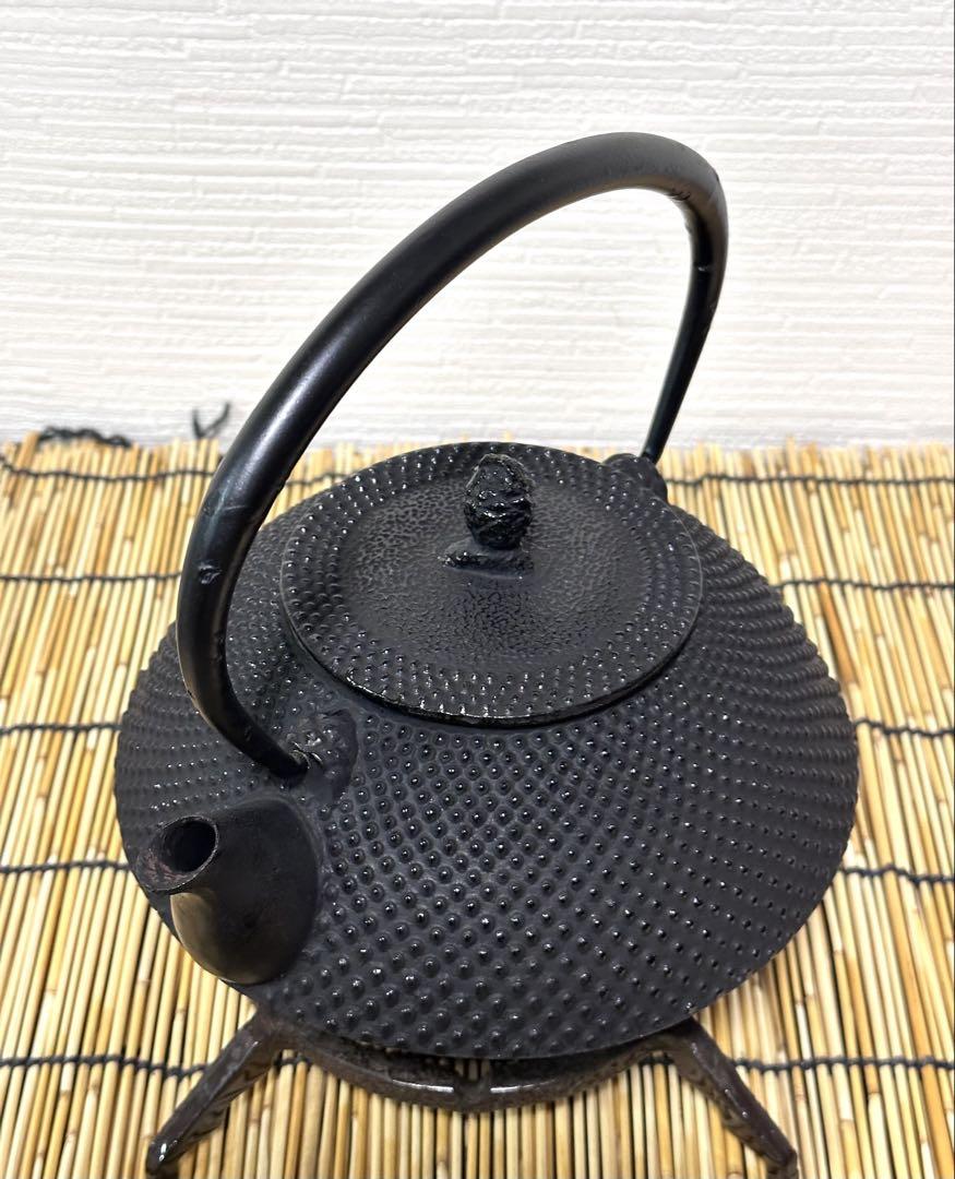 新品、未使用品、付属品付　南部盛栄堂販売　金秀堂銘　１３型アラレ 南部鉄瓶