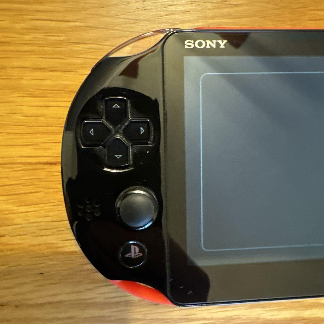 [美品]　PS Vita 2000 おまけ付き