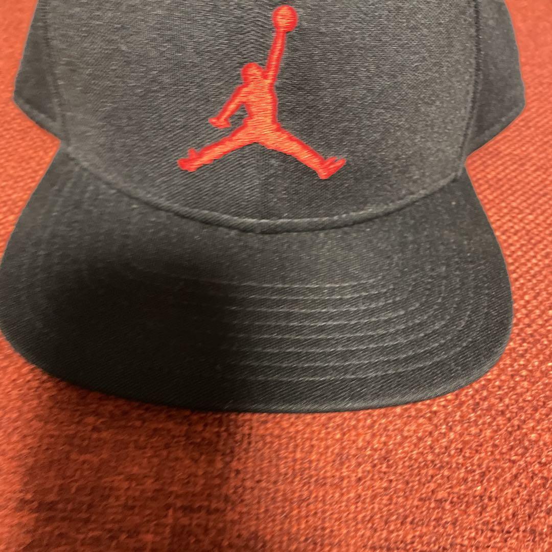 Jordan スナップバックキャップ 黒 赤 - メルカリ