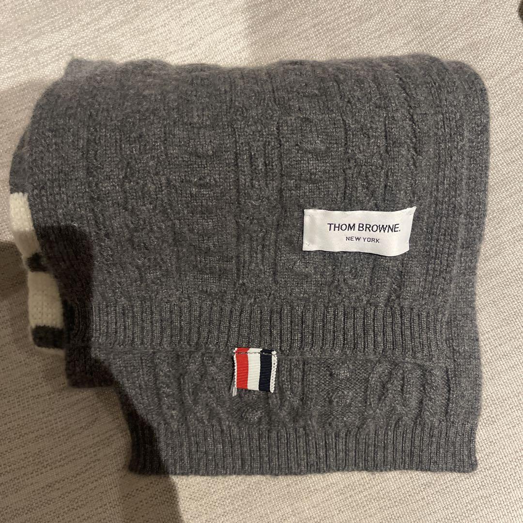 Thom Browne マフラー　トム・ブラウン 休日限定 THOM BROWNE.【トム ブラウン】の知的なムードと自信を