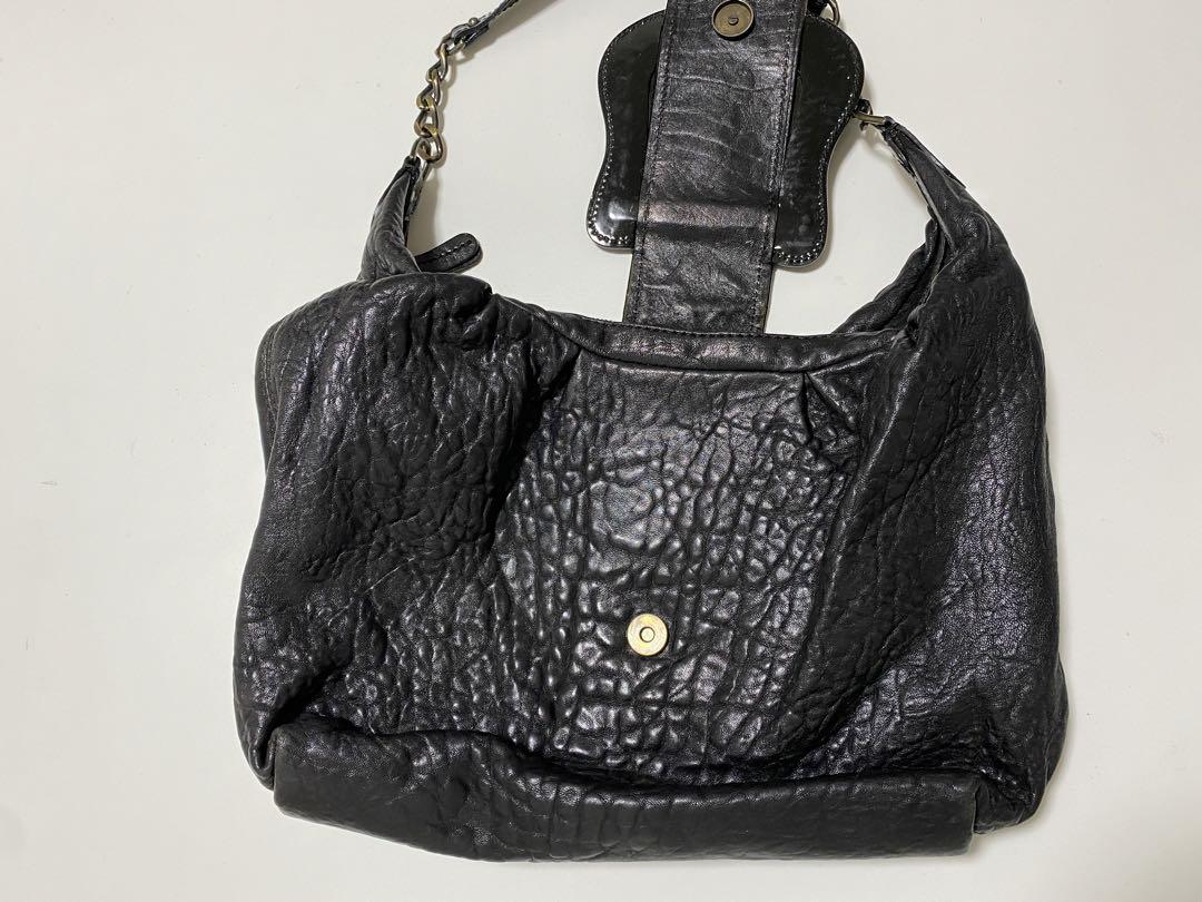 FENDIの本革ブラックバッグ