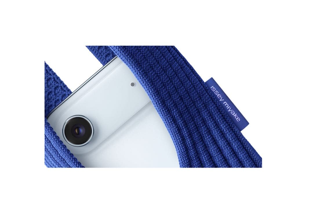 iPhone Pocket by ISSEY MIYAKE ロング サファイア iPhone Pocket by ISSEY MIYAKE ロング サファイア