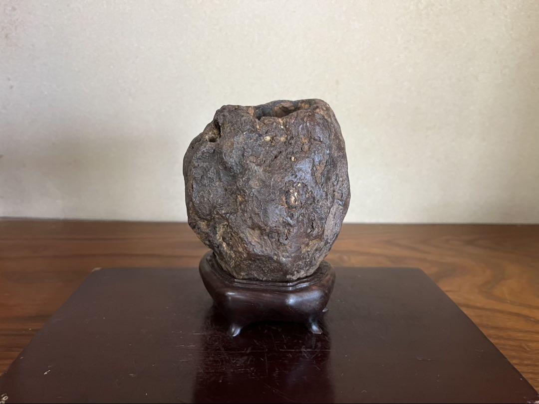黒色水石 木製台座付き 約10cm