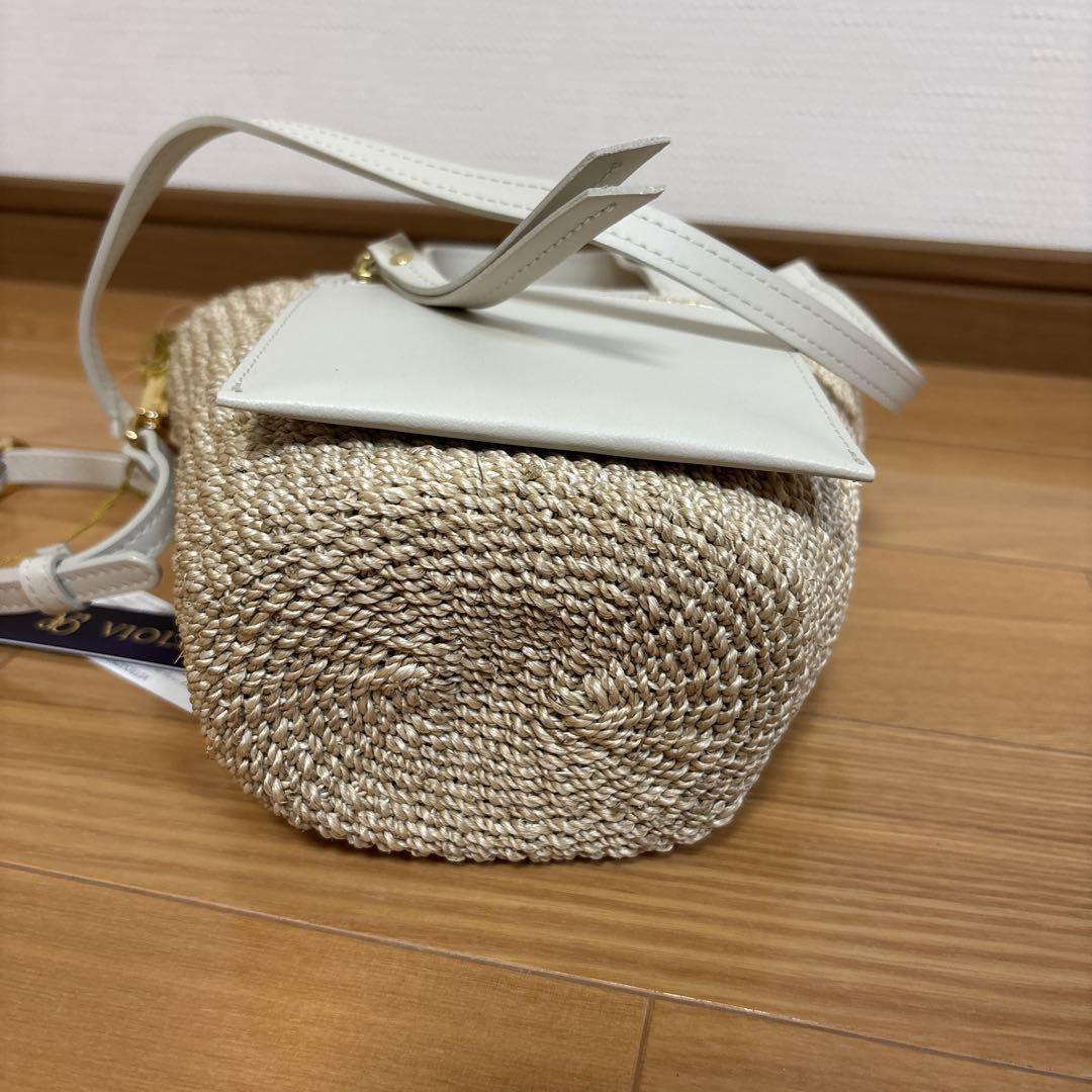 オフホワイト