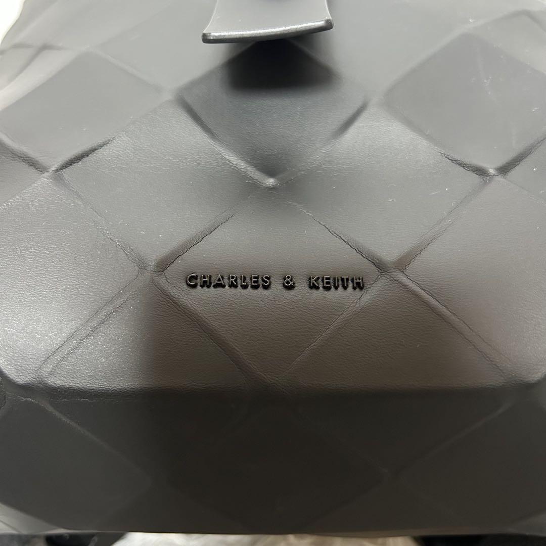 【未使用】CHARLES & KEITH ラージジオメトリック バックパック