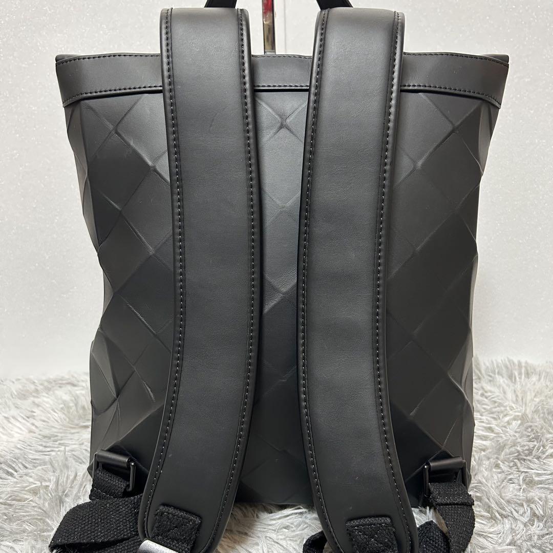 【未使用】CHARLES & KEITH ラージジオメトリック バックパック
