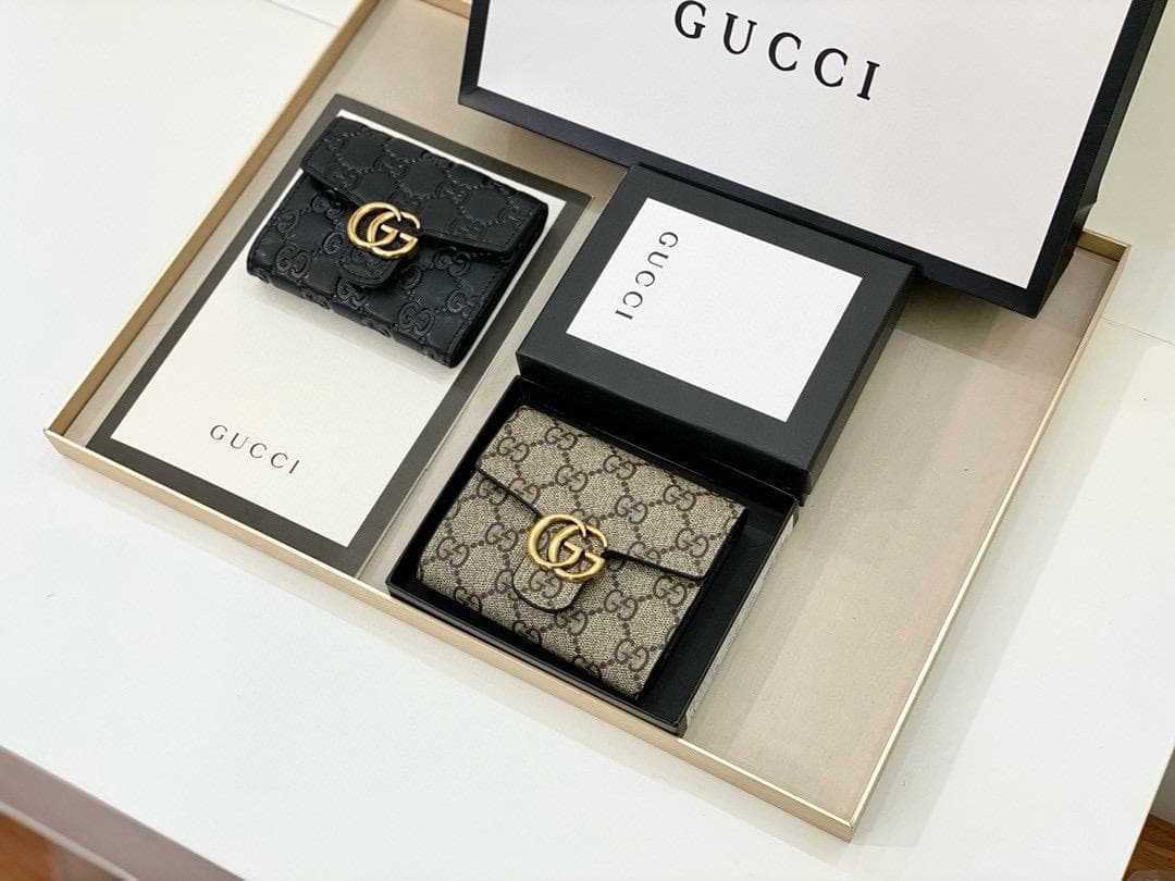 美品】GUCCI グッチGGスプリーム　ラウンドファスナー長財布　いちご柄 12,212円