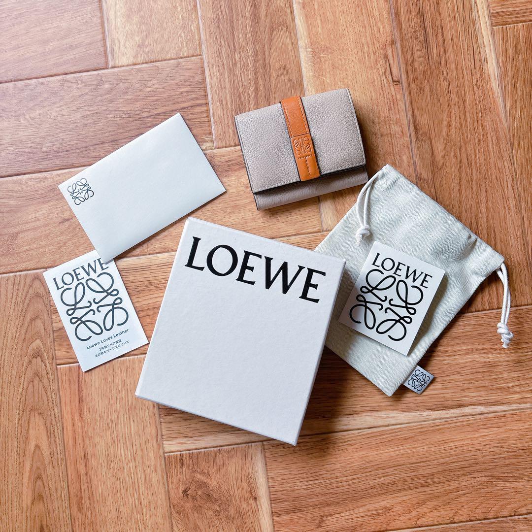 美品】LOEWE 三つ折り財布 グレー レザー - メルカリ