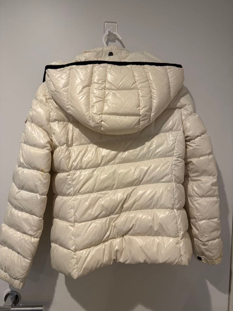 MONCLER アイボリー ダウンコート フード付き MONCLER アイボリー ダウンコート フード付き