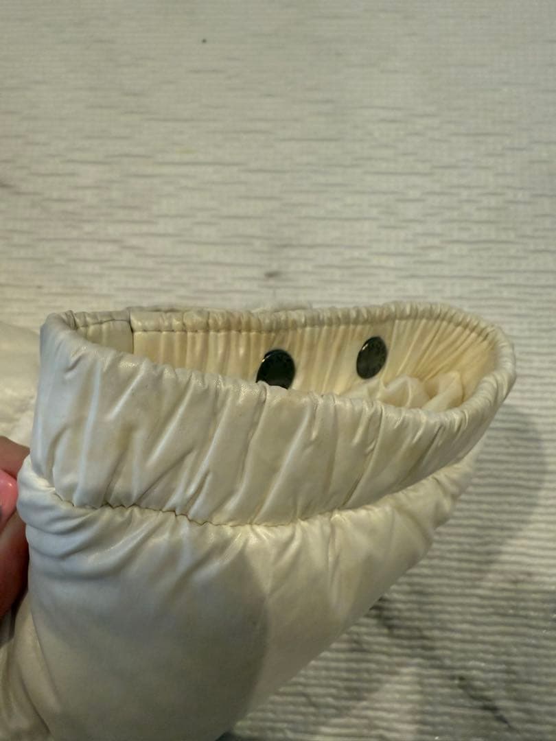 MONCLER アイボリー ダウンコート フード付き MONCLER アイボリー ダウンコート フード付き