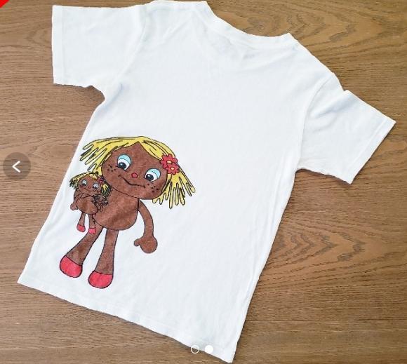 青い女の子と人形のTシャツ