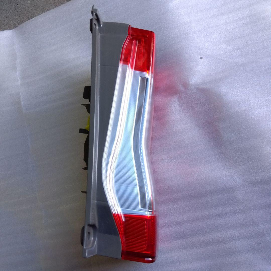 ダイハツ タント LA610S LA600S 　LED　右テールランプ