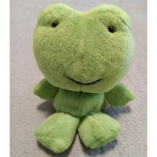 緑色のカエルのぬいぐるみ