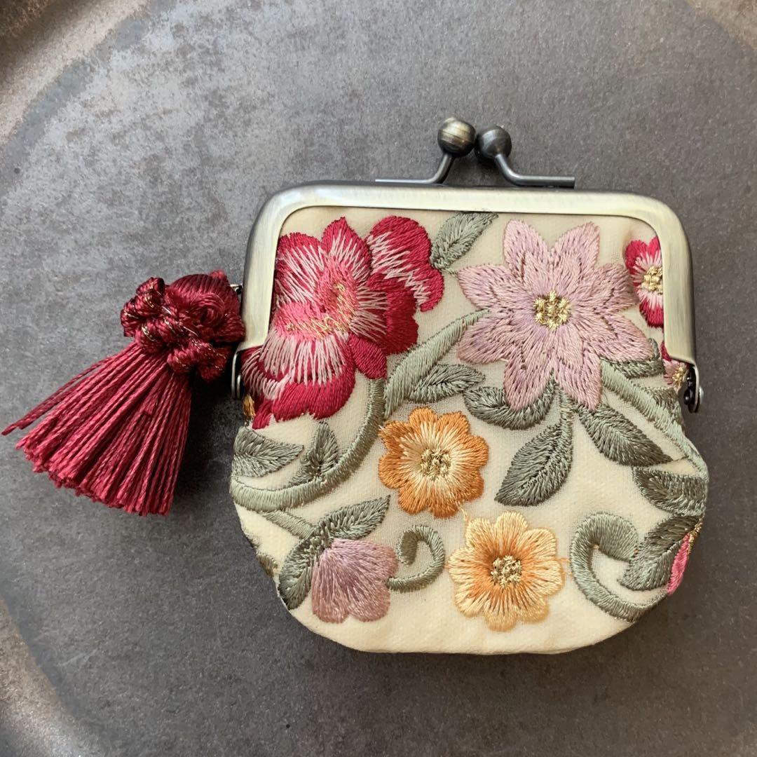 最新入荷】 インディゴブルーの装いのがま口ポーチ手刺繍