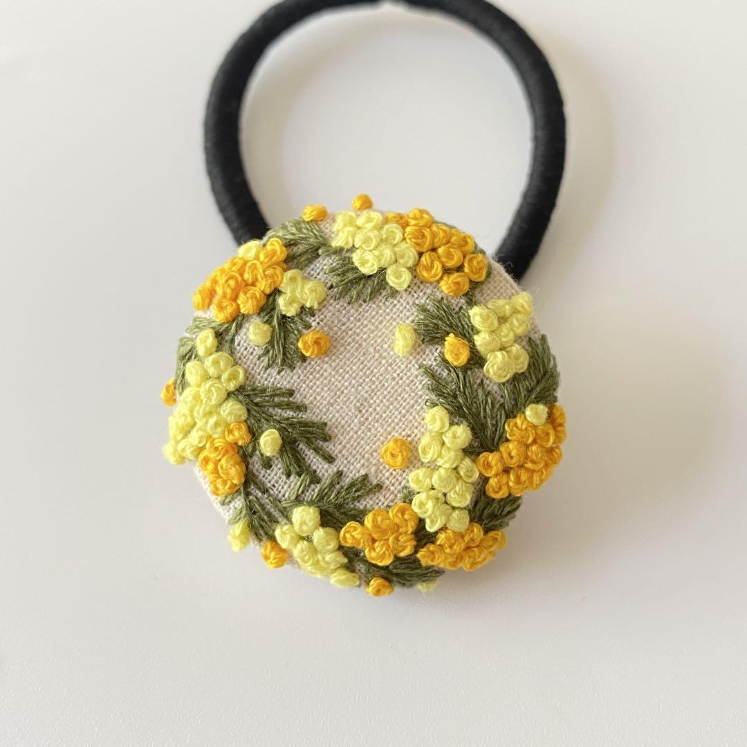 ヘアアクセサリー】ミモザ 刺繍 くるみボタン ヘアゴム (生成色)