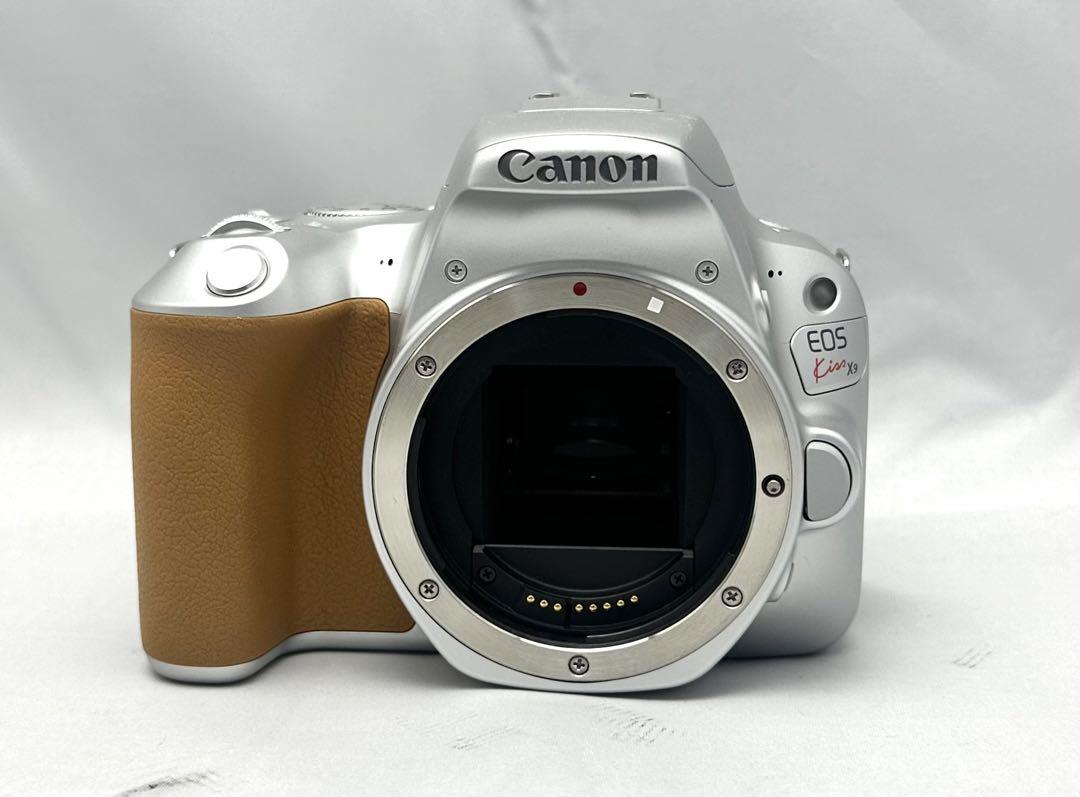 かわいいシルバー♪Canon EOS Kiss X9レンズキット