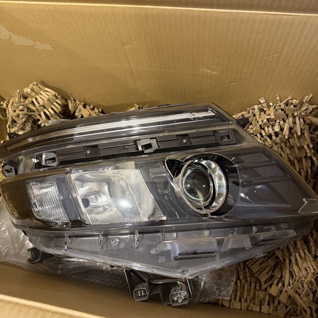 80 前期 ヴォクシー VOXY 右LEDヘッドライト 81110-28D21