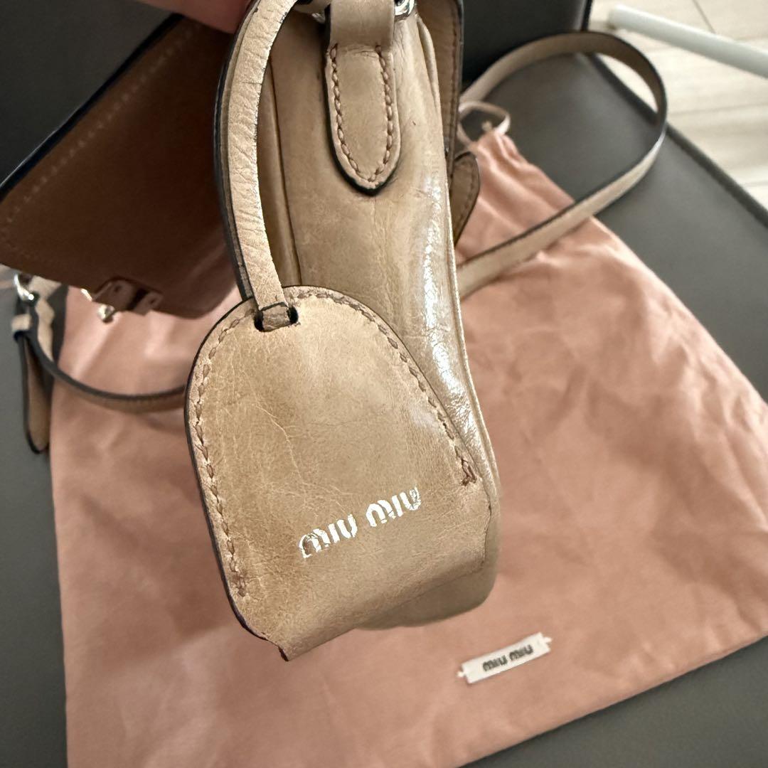 miu miu ミュウミュウ　マドラス　ロゴプレート　ショルダーバッグ miu miu ミュウミュウMADRAS マドラス ショルダーバッグ レザー