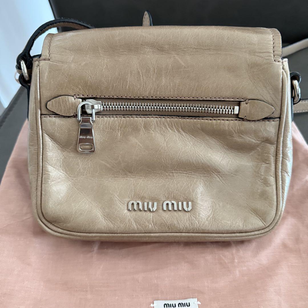 miu miu ミュウミュウ マドラス ロゴプレート ショルダーバッグ