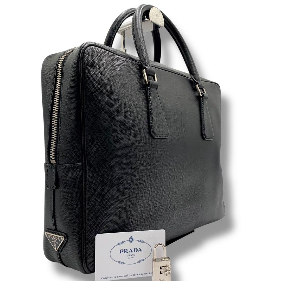 美品✨プラダ ビジネスバッグ 三角ロゴプレート サフィアーノレザー 黒 南京錠付 美品✨プラダ ビジネスバッグ 三角ロゴプレート サフィアーノレザー 黒 南京錠付