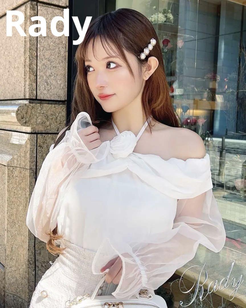 新品タグ付き✨️ Rady✨️フラワーコサージュオフショルトップスホワイト