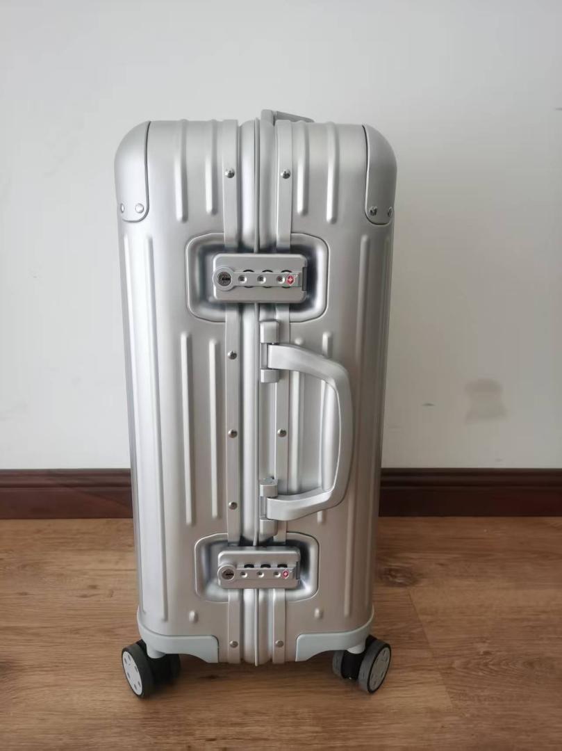 RIMOWA（リモワ）シルバーカラーの60Lスーツケースです