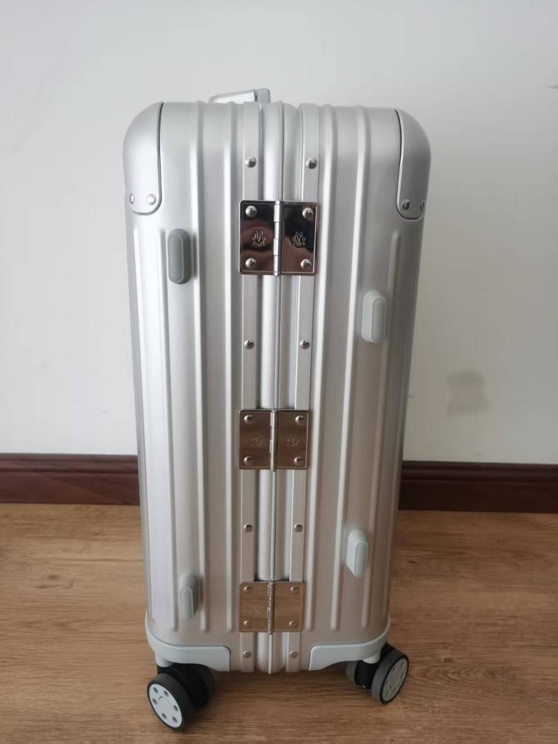 RIMOWA（リモワ）シルバーカラーの60Lスーツケースです