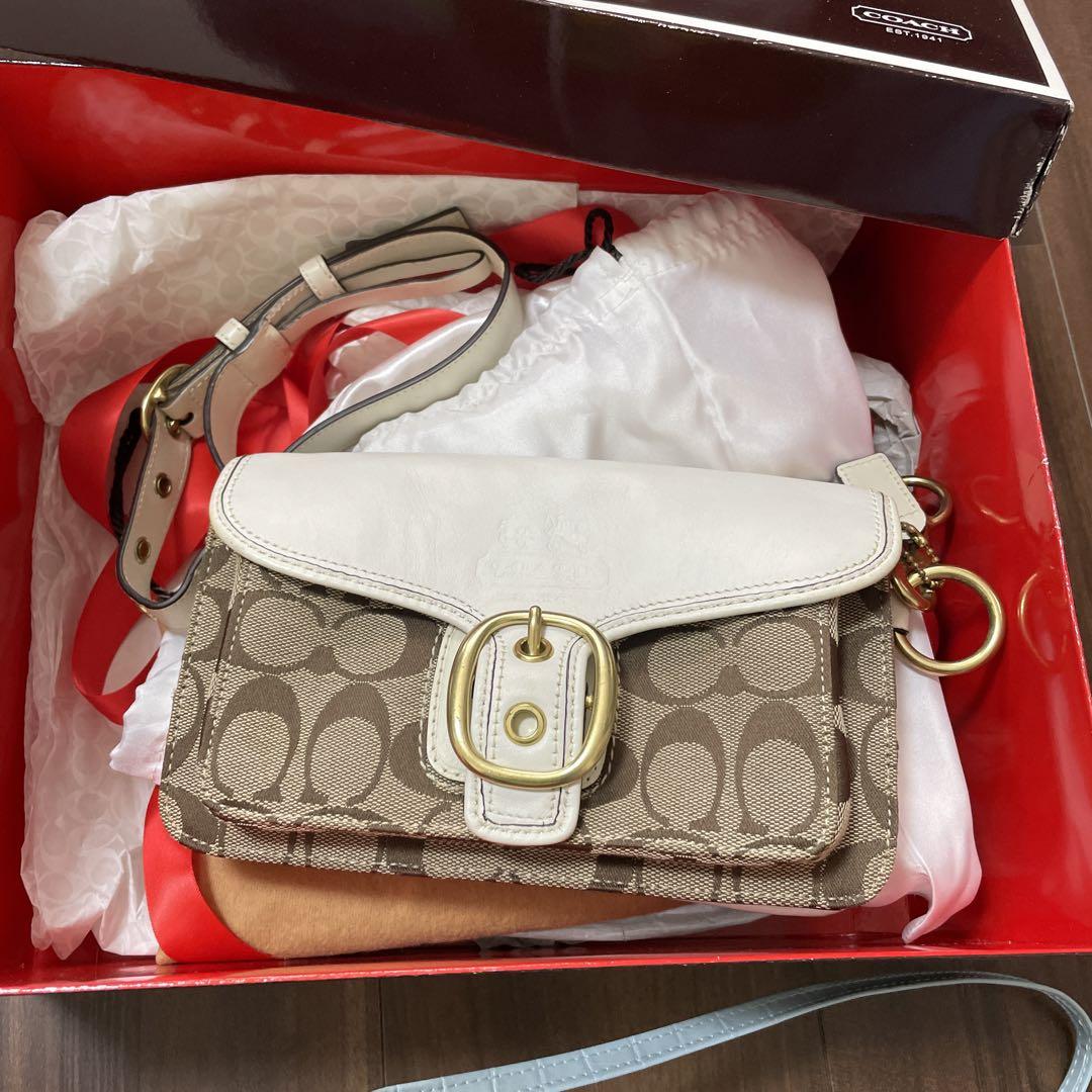 よく見る「芸能人が愛用 COACH ボディバッグ ブラウン・ホワイト バッグ