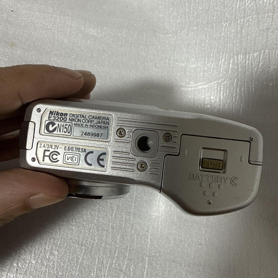 ❗️激安価格❗️デジカメ　本体　Nikon Coolpix 3200