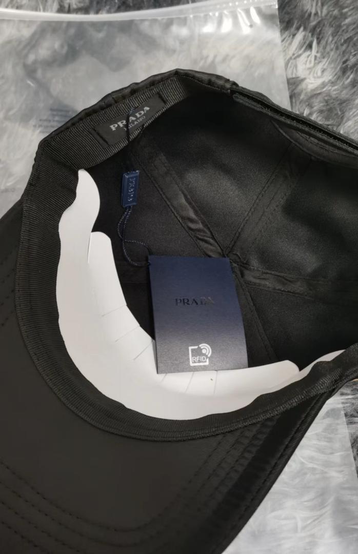 美品 PRADA ブラック サテンキャップ