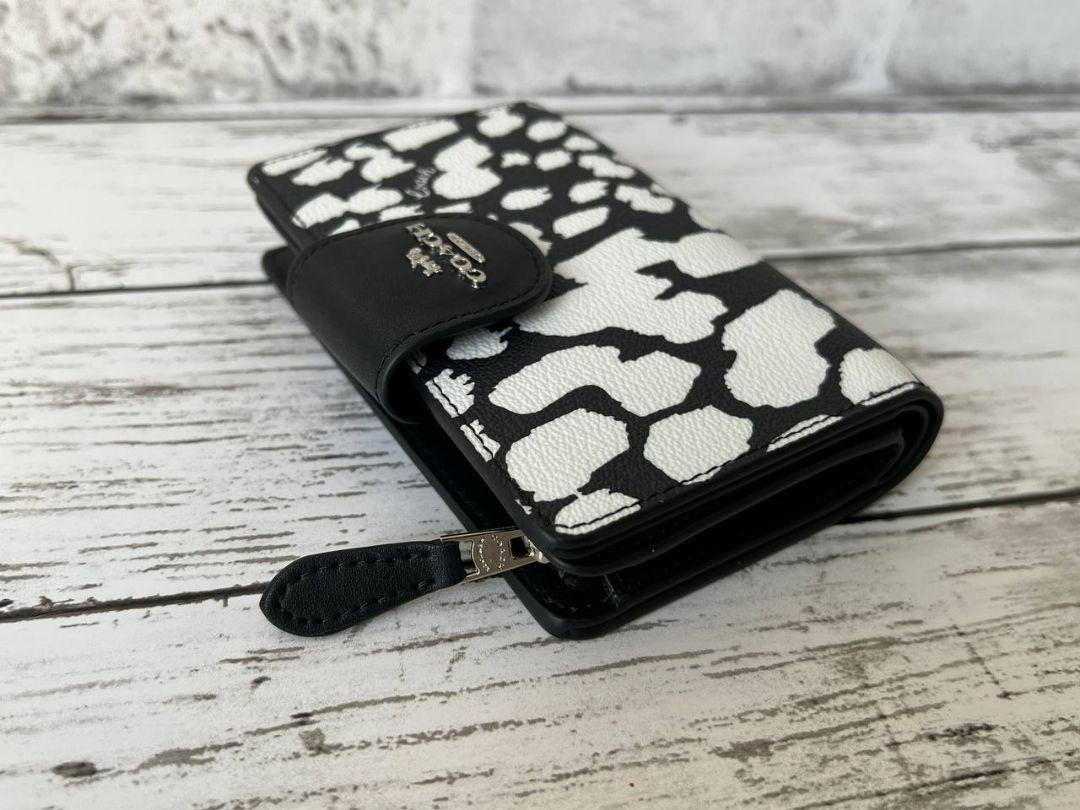 COACH 二つ折り財布 白黒斑点模様 - 小物新しい
