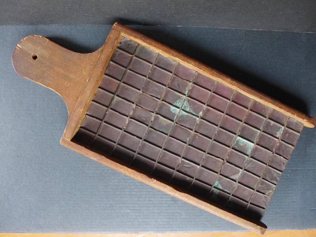 珍品　時代物　江戸・天保年間　一分判金？銭枡　木製　10x8個枡　骨董