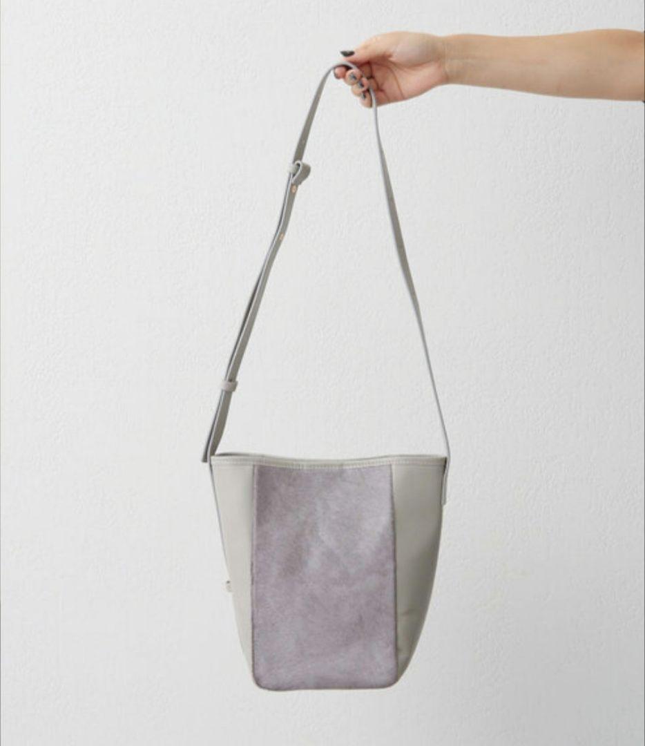 新品☆未使用☆イアパピヨネ☆カウファーショルダーバッグ☆本革☆軽量☆