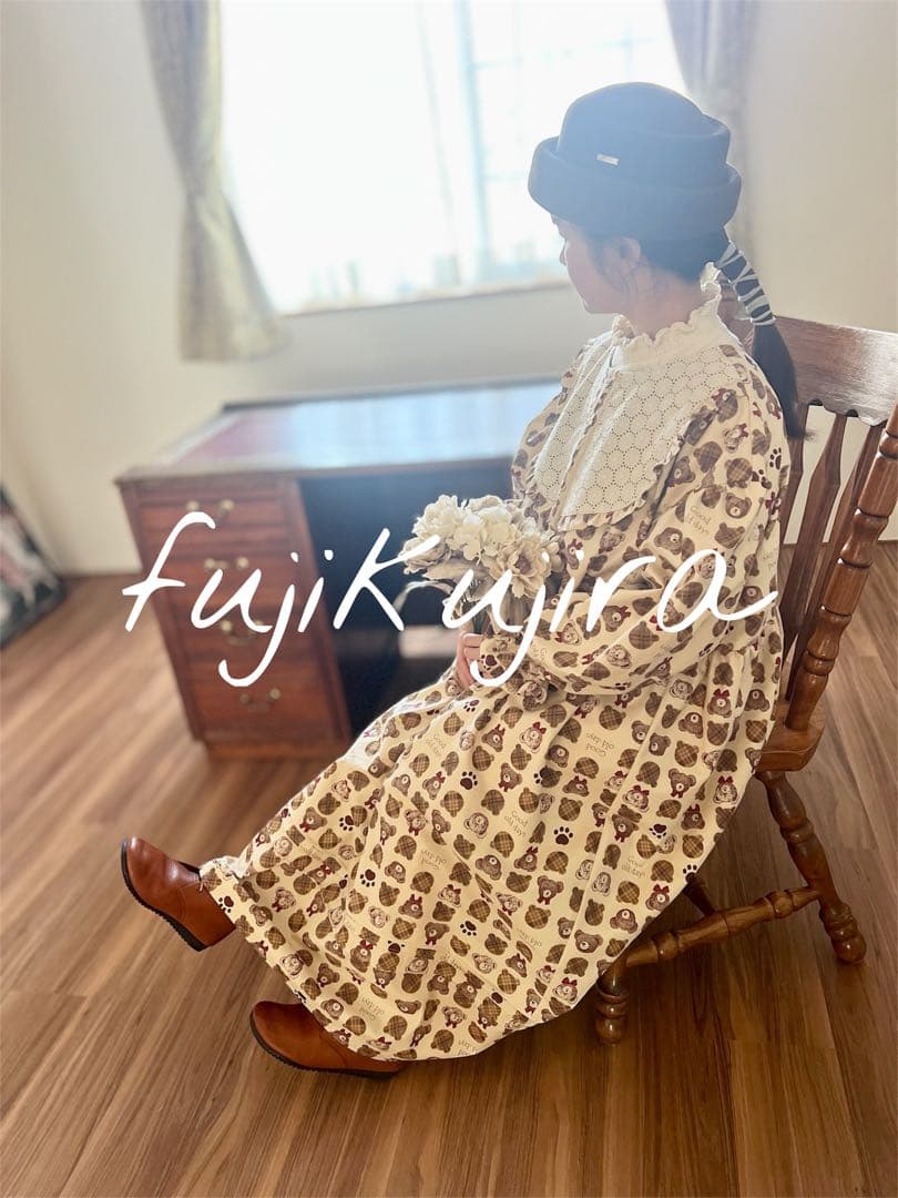 テディベアとレースのフリルワンピース ベージュfujikujira
