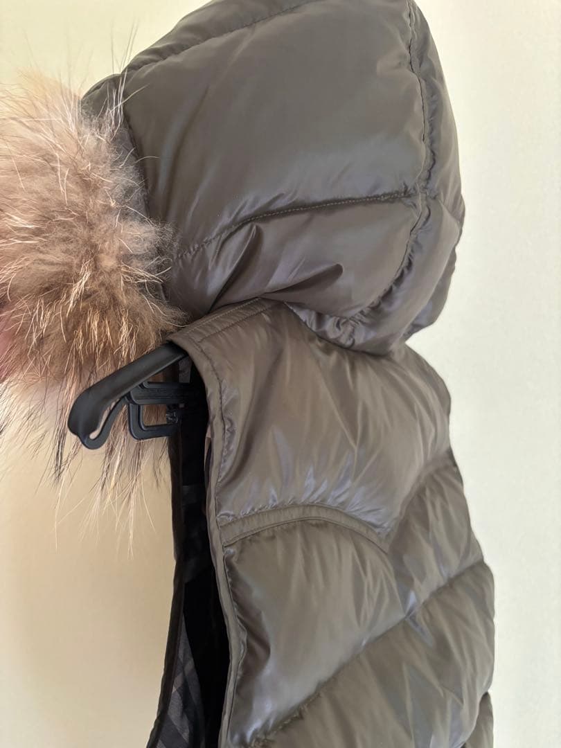 【美品】バーバリーブルーレーベル フード ファー付 ダウンベスト カーキ 【美品】バーバリーブルーレーベル フード ファー付 ダウンベスト カーキ