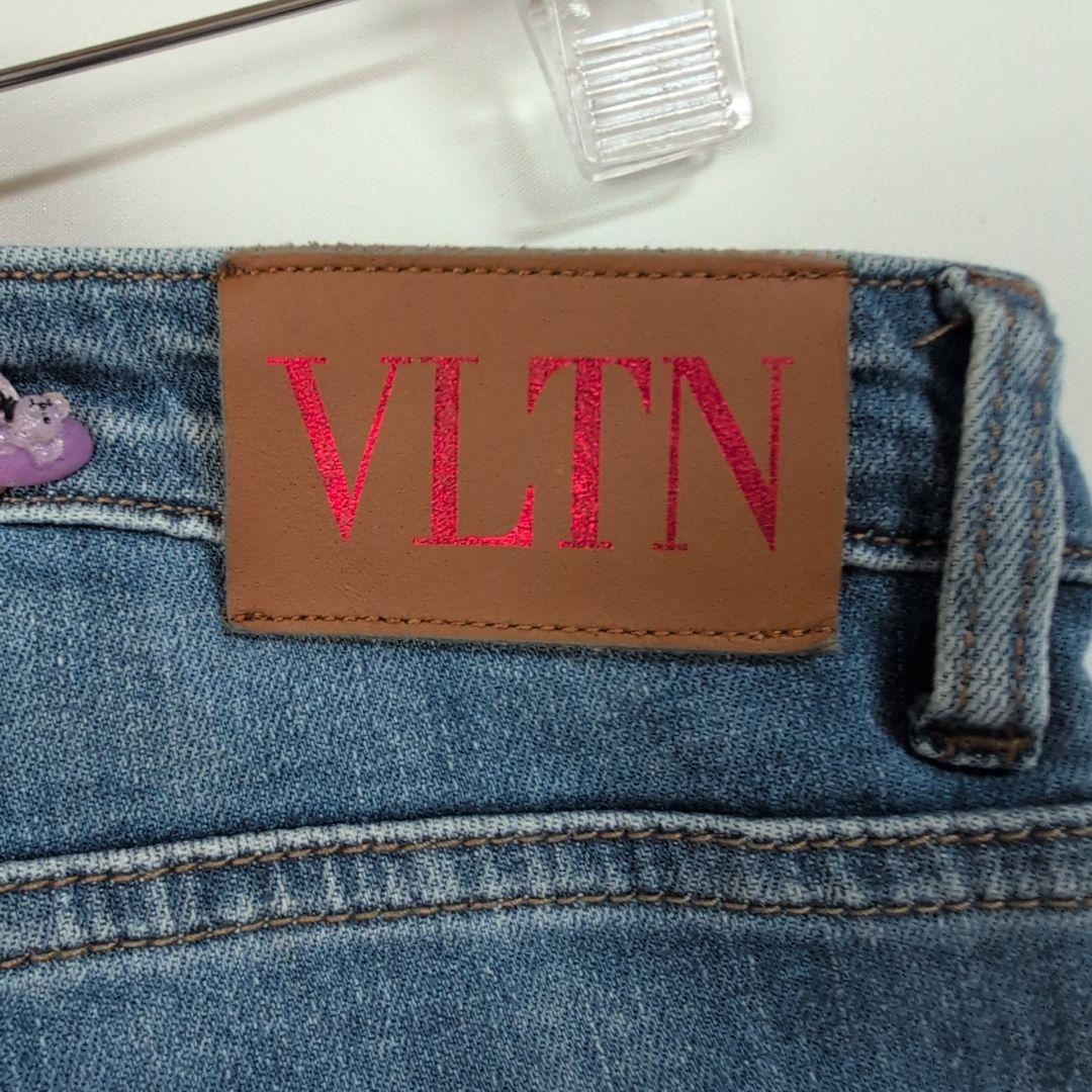 VALENTINO ヴァレンティノ スキニーデニム CVDロゴ付き VALENTINO ヴァレンティノ スキニーデニム CVDロゴ付き