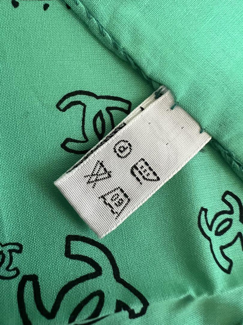 大人上品なおすすめコーデ CHANEL 新品未使用品 CCマーク コットン素材のバンダナ 小物