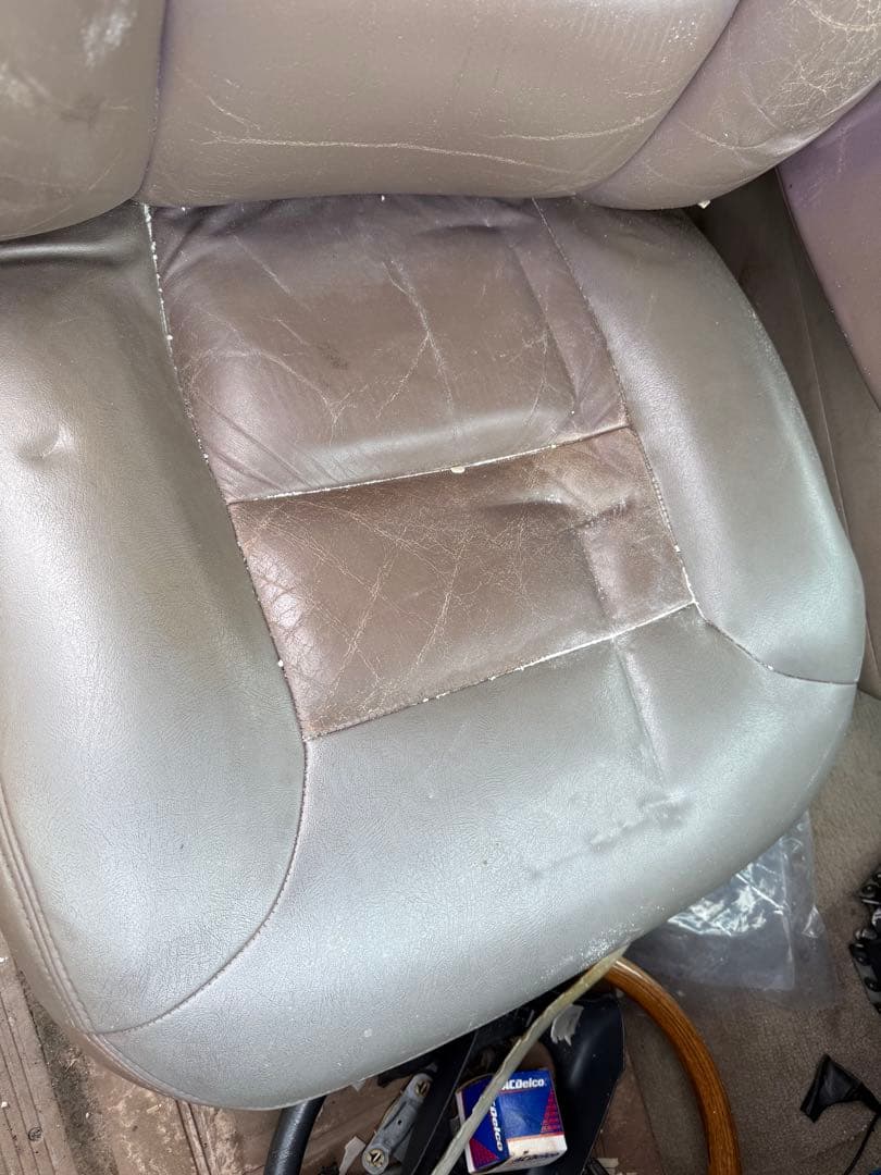 サバーバンフロント左右シート レザーシート傷や汚れあり