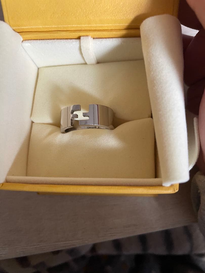 FENDI シルバーオープンリング イエローボックス付き FENDI シルバーオープンリング イエローボックス付き