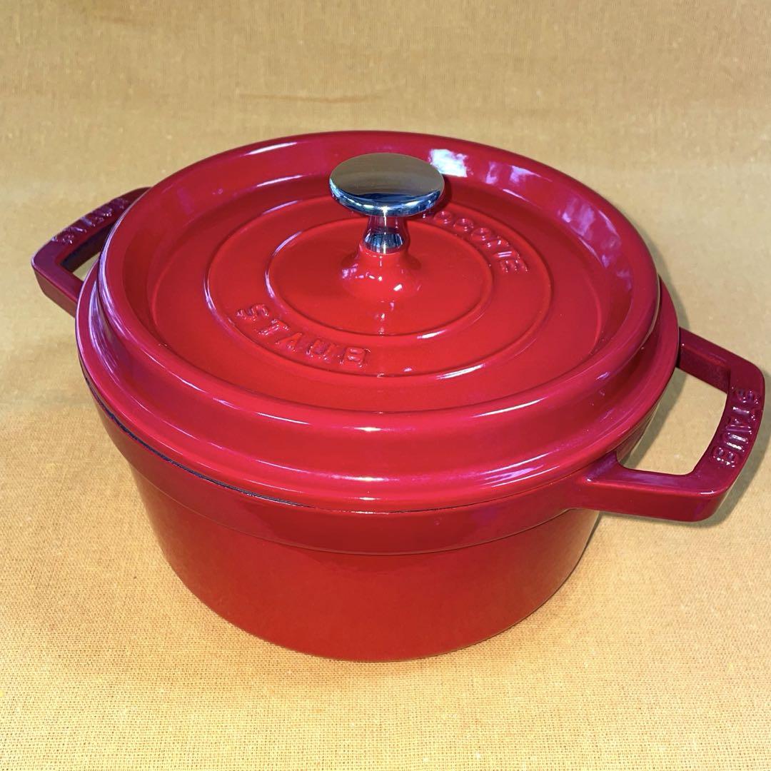 お買い得です‼️ 極美品 ストウブ STAUB 20cm レッド ホーロー 鉄鍋 早い者勝ち‼️ 極美品 STAUB ストウブ 20cm レッド ホーロー 鉄鍋