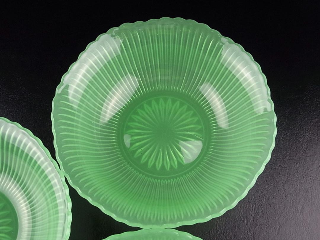 【骨董品】 ほのかに輝く大正ロマン　和ガラス　ウランガラス切子文鉢三客