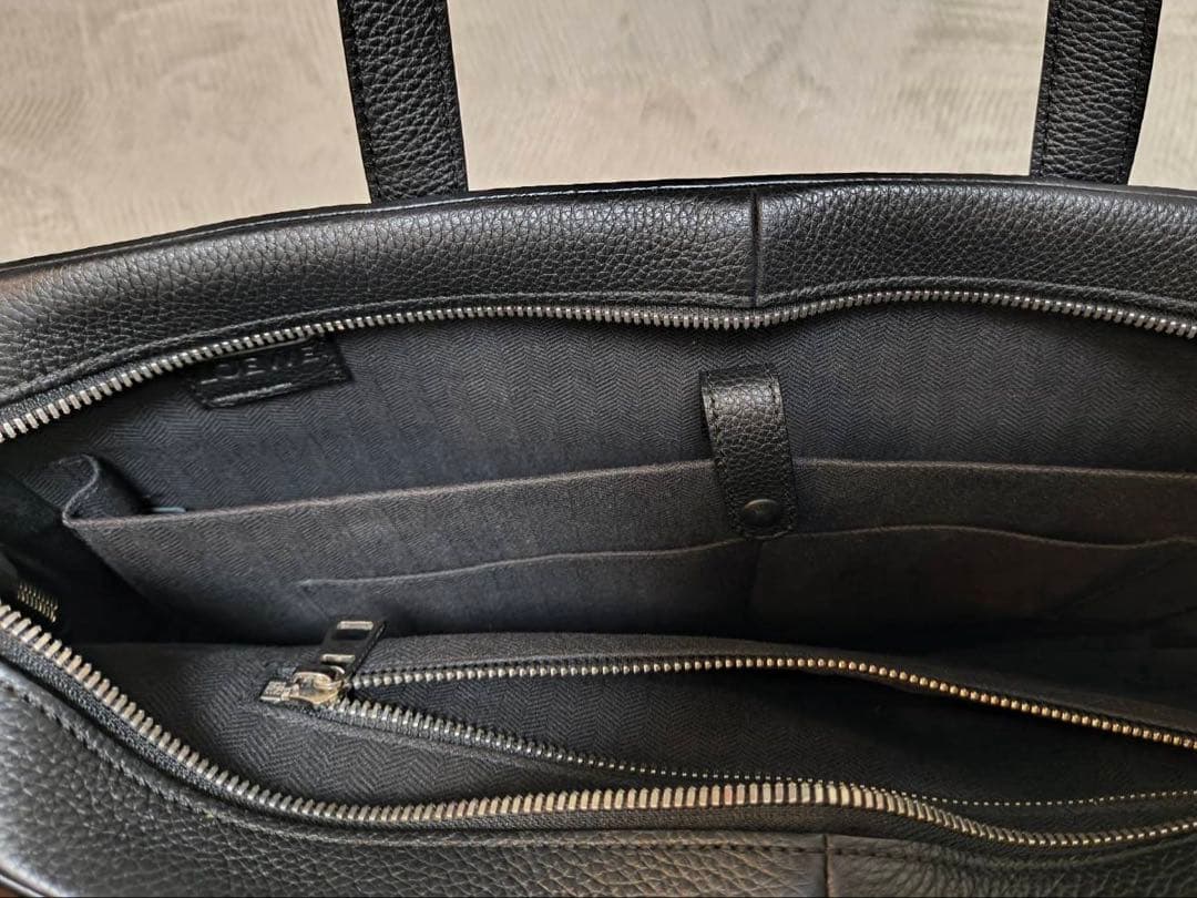 黒のレザービジネスバッグ ロエベ
