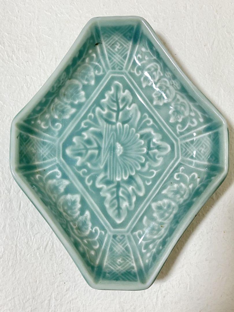 骨董 青磁菱形皿 明治時代　菊模様　希少　日の出　コレクション 骨董 青磁菱形皿 明治時代 菊模様 希少 コレクション - メルカリ